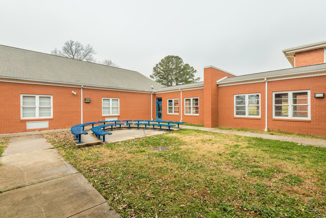 Outdoor classroom area near the Art Wing of Sweetwater Junior High School